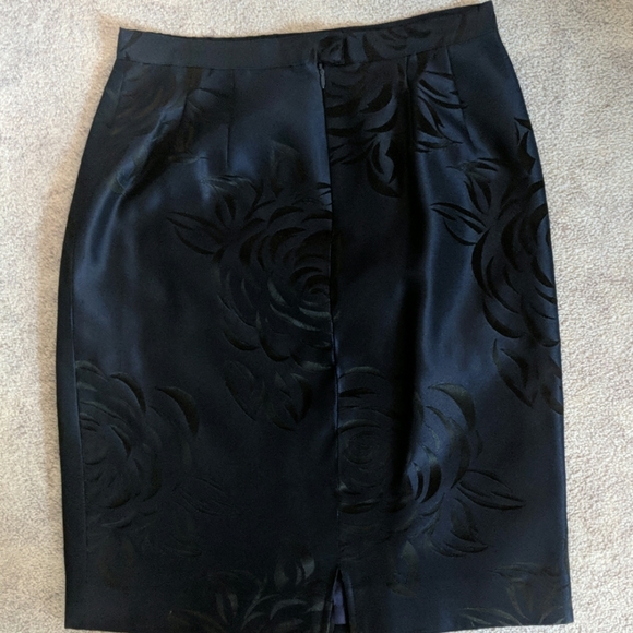 BARELY WORN LOOKS AND FEELS LIKE SILK SUIT. - Picture 3 of 6